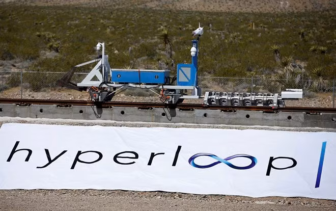 Cú phanh của tàu siêu tốc:Hyperloop One, niềm hy vọng về thiết bị công cộng siêu cao tốc, đã tàn lụi. Sau khi được phát triển thành công và trình diễn công khai, Hyperloop One nhanh chóng lao vào các vụ kiện đầy tranh cãi. Vụ việc khiến nhiều thành viên chủ chốt rời đi, và giấc mơ về tàu cao tốc trong tương lai gần cũng rời bỏ nhân loại trong năm 2016.