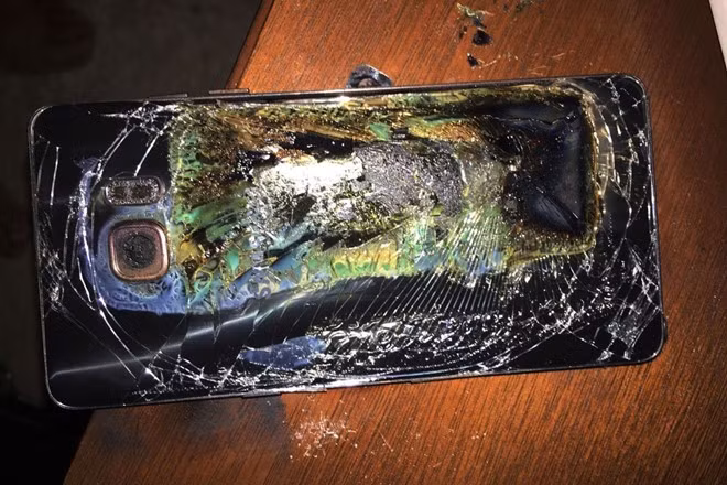 Bi kịch của Note 7:Sau nhiều năm khuất dưới cái bóng của Apple, Samsung tung ra thiết bị Android hoàn hảo cả về cấu hình lẫn thiết kế: Màn hình kính cong, pin lớn, camera tốt, chống nước... Tuy vậy, chưa đầy một tháng sau ngày ra mắt, hàng loạt thiết bị bắt đầu phát nổ. Nỗ lực thay thế của Samsung thất bại khi đợt hàng thứ hai tiếp tục gặp sự cố. Cuối cùng, nhà sản xuất Hàn Quốc phải thu hồi toàn bộ sản phẩm, nhưng có lẽ, tiền bạc không phải thứ quan trọng nhất mà họ mất đi sau vụ này.