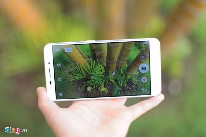 Asus Zenfone 3 Laser vừa lên kệ với giá 5,9 triệu đồng. Trang bị đáng lưu ý nhấtZenfone 3 Laser là máy ảnh có khả năng lấy nét trong 0,03 giây, công nghệ ổn định hình ảnh điện tử 3 trục, hỗ trợ quay video ổn định hơn. Máy ảnh này dùng cảm biến Sony IMX214 độ phân giải 13 megapixel, khẩu độ f/2.0. Máy ảnh trước 8 MP có cùng khẩu độ.