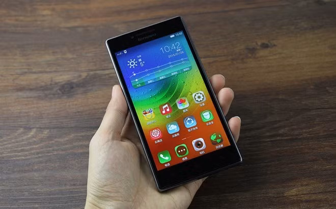 Lenovo P70(pin 4.000 mAh, giá 4,5 triệu đồng): P70 khi ra mắt được xem là làn gió mới trên thị trường smartphone bởi dung lượng pin ấn tượng của nó. Smartphone này dùng vỏ nhựa nhưng có thiết kế đẹp. Giao diện của máy khá nhẹ nên các trải nghiệm trên sản phẩm tỏ ra mượt và đẹp mắt. Điểm yếu của sản phẩm là camera chất lượng không cao. Lenovo P70(pin 4.000 mAh, giá 4,5 triệu đồng): P70 khi ra mắt được xem là làn gió mới trên thị trường smartphone bởi dung lượng pin ấn tượng của nó. Smartphone này dùng vỏ nhựa nhưng có thiết kế đẹp. Giao diện của máy khá nhẹ nên các trải nghiệm trên sản phẩm tỏ ra mượt và đẹp mắt. Điểm yếu của sản phẩm là camera chất lượng không cao.