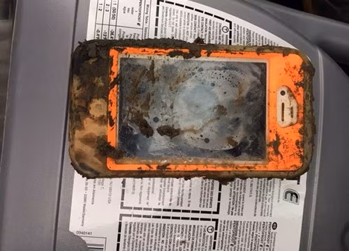 iPhone 4 ngâm một năm dưới hồ vẫn sống sót