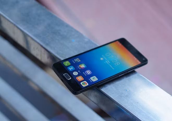 Lenovo Vibe P1(pin 5.000 mAh, giá 5,3 triệu đồng): Xem YouTube khoảng 16 tiếng, lướt web bằng Wi-Fi trong 11 tiếng là những gì viên pin của máy có thể cung cấp. Thời lượng sử dụng của Vibe P1 về cơ bản gấp đôi so với các smartphone phổ biến hiện nay. Vibe P1 có vỏ kim loại, cảm biến vân tay, chip Qualcomm và bộ nhớ trong 32 GB. Tất nhiên, nó cũng có thể đóng vai trò làm sạc dự phòng khi cần thiết. Lenovo Vibe P1(pin 5.000 mAh, giá 5,3 triệu đồng): Xem YouTube khoảng 16 tiếng, lướt web bằng Wi-Fi trong 11 tiếng là những gì viên pin của máy có thể cung cấp. Thời lượng sử dụng của Vibe P1 về cơ bản gấp đôi so với các smartphone phổ biến hiện nay. Vibe P1 có vỏ kim loại, cảm biến vân tay, chip Qualcomm và bộ nhớ trong 32 GB. Tất nhiên, nó cũng có thể đóng vai trò làm sạc dự phòng khi cần thiết.