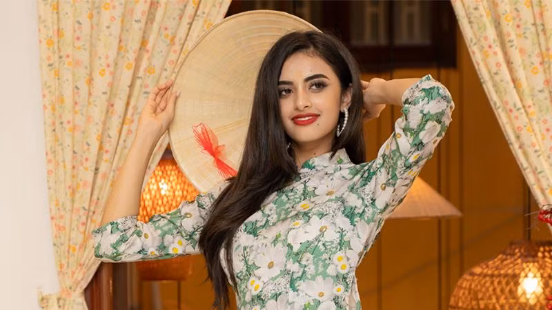 Hoa hậu Hoàn vũ Ấn Độ - Rhea Singha checkin cầu Rồng (Đà Nẵng)