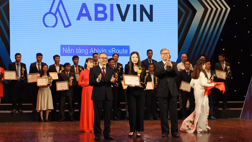Bà Nguyễn Hoàng Anh nhận giải thưởng Chuyển đổi số Việt Nam 2020