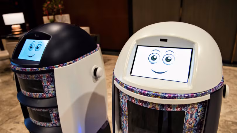 Robot phục vụ phòng tại một khách sạn ở Singapore - quốc gia dẫn đầu Đông Nam Á về ứng dụng AI. Khách sạn là lĩnh vực then chốt của công nghệ này (ảnh: Reuters)