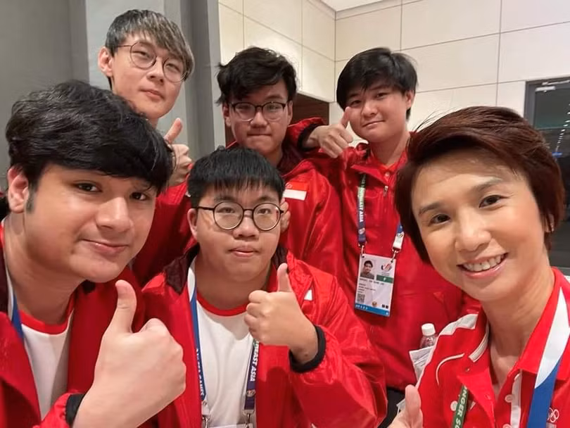 Bà Low Yen Ling và các VĐV eSports Singapore Bà Low Yen Ling và các VĐV eSports Singapore