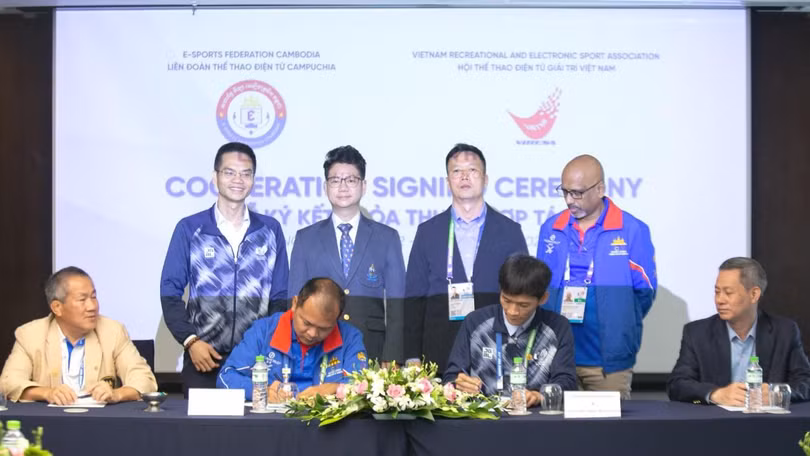 Vath Chamroeun -Tổng thư ký Ủy ban Olympic Campuchia và ông Nguyễn Xuân Cường - Chủ tịch Hội Thể thao điện tử Việt Nam (VIRESA) ký hợp tác hỗ trợ eSports tại SEA Games 32 Vath Chamroeun -Tổng thư ký Ủy ban Olympic Campuchia và ông Nguyễn Xuân Cường - Chủ tịch Hội Thể thao điện tử Việt Nam (VIRESA) ký hợp tác hỗ trợ eSports tại SEA Games 32