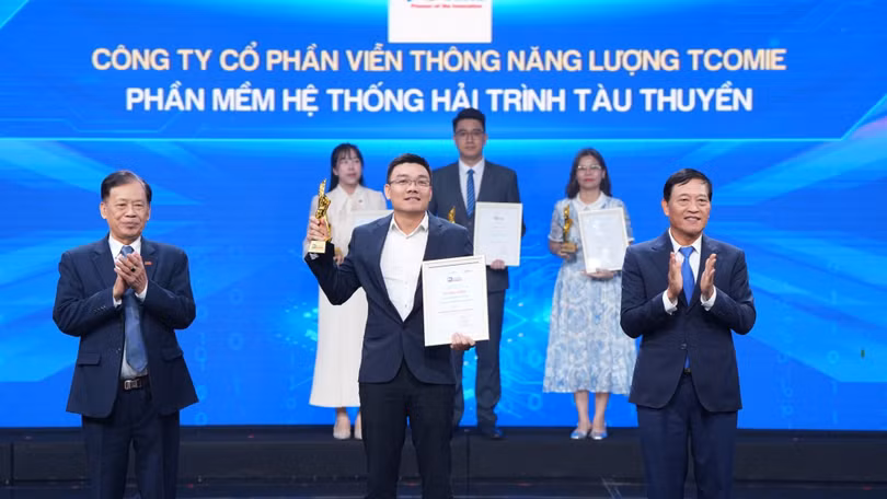 Ông Hoàng Lê Viết Thắng, Chủ tịch Hội đồng quản trị, đại diện nhận giải 