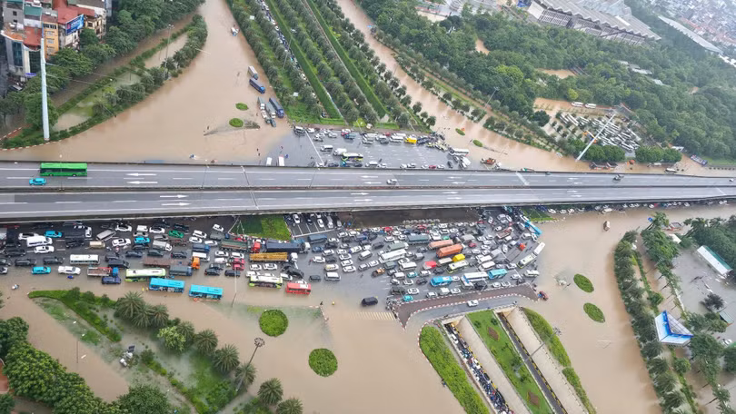 Mưa lớn sáng nay gây ngập nhiều tuyến đường ở Hà Nội. Trong ảnh là nút giao Khuất Duy Tiến - Trần Duy Hưng - Đại lộ Thăng Long. Ảnh: Facebook Phạm Ngọc Linh/OFFB