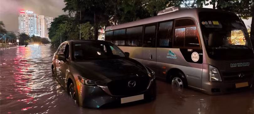 Ảnh hưởng của bão Bualoi khiến nhiều phương tiện ngập nước trong thời gian dài