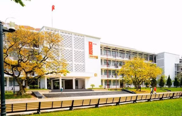 Một trường lớn như ĐH Bách khoa Hà Nội xét về quy mô hoàn toàn không thua kém các tổng công ty, tập đoàn kinh tế. Một trường lớn như ĐH Bách khoa Hà Nội xét về quy mô hoàn toàn không thua kém các tổng công ty, tập đoàn kinh tế.