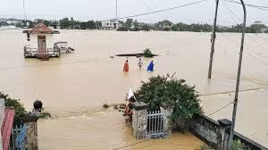 Lũ lụt ra thiệt hại nặng nề hơn cho người dân hạ du. Ảnh: Báo Thanh Niên Lũ lụt ra thiệt hại nặng nề hơn cho người dân hạ du. Ảnh: Báo Thanh Niên