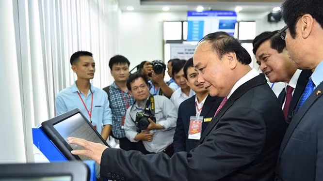 Thủ tướng tham quan Trung tâm hành chính công và xúc tiến đầu tư tỉnh Quảng Nam (ảnh: báo Quảng Nam)