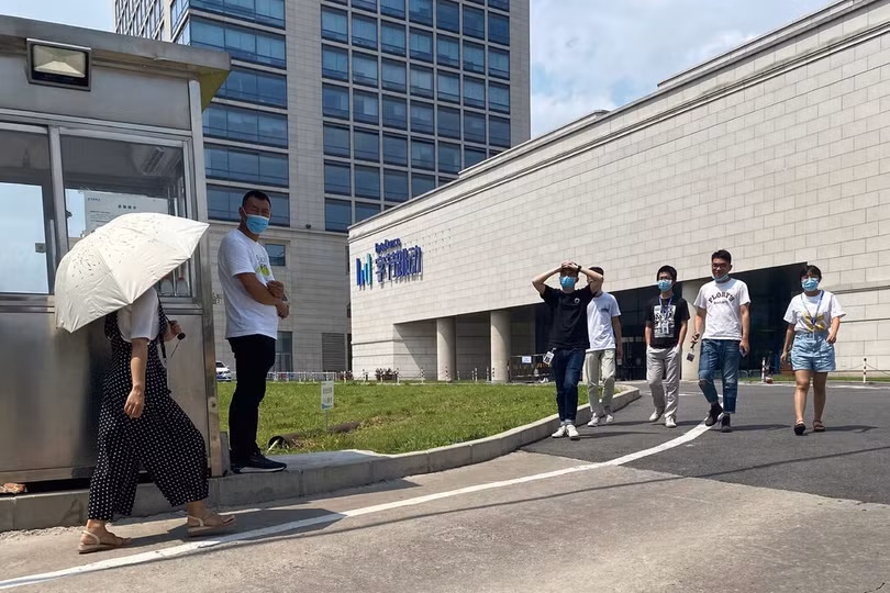 Nhân viên của ByteDance di chuyển trước trụ sở làm việc tại Bắc Kinh. Công ty sở hữu TikTok đang bị cuốn vào cuộc chiến công nghệ Mỹ - Trung (ảnh AP)