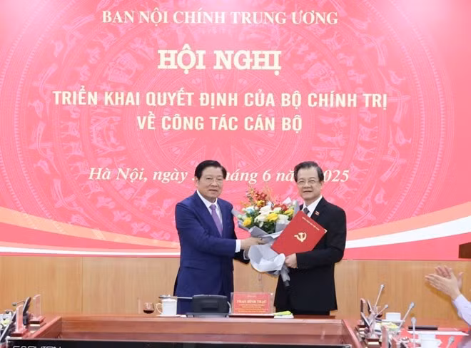 A-Ban-Noi-Chinh.jpg