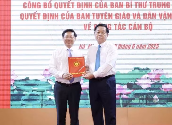 Trưởng Ban Tuyên giáo và Dân vận Trung ương Nguyễn Trọng Nghĩa trao quyết định của Ban Bí thư cho ông Trần Thanh Lâm. Ảnh: TTXVN