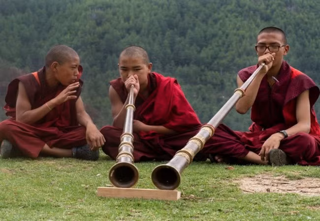 Những nhà sư trẻ đang tập chơi sáo tại chùa Dechen Phodrang, Thimphu, Bhutan (Ảnh Getty Images)