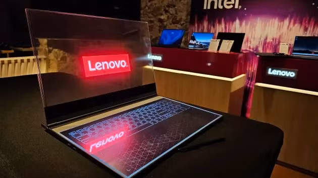 Mẫu laptop màn hình trong suốt của Lenovo (ảnh CNBC)