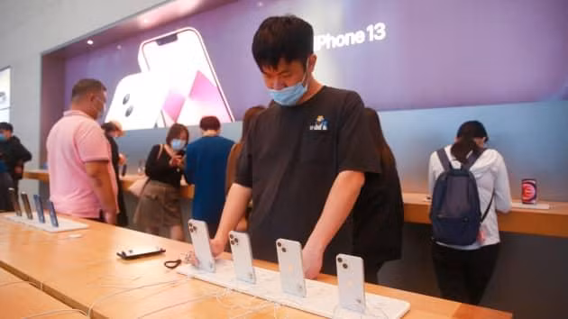 Khách hàng mua iPhone 13 ở một cửa hàng Apple tại Thượng Hải ngày 12/10/2021 (ảnh Barcroft Media)