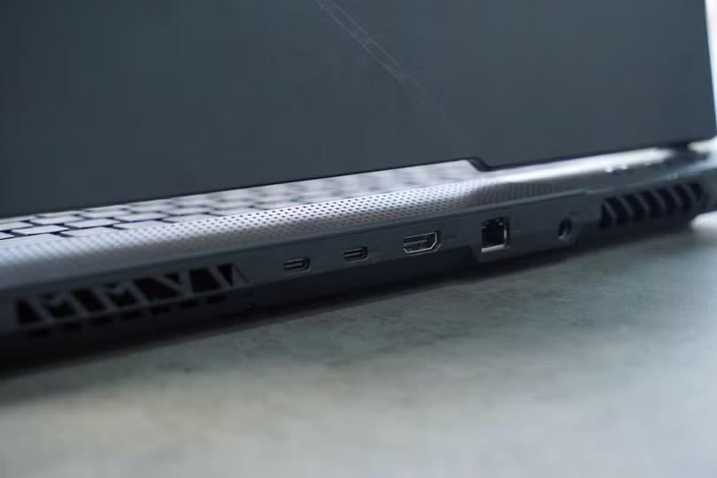 Các cổng kết nối trên ROG Strix SCAR 15