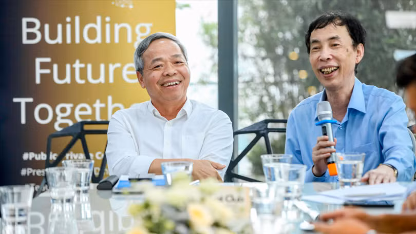 Chủ tịch CMC Nguyễn Trung Chính (bên trái) và chuyên gia kinh tế Võ Trí Thành