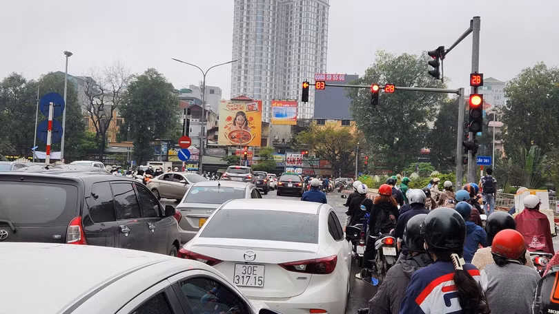 Hai hệ thống đèn tín hiệu chỉ cách nhau chưa đầy 100 mét