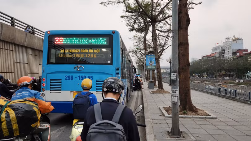 Làn đường hẹp trong khi có xe buýt lưu thông khiến lượng xe tắc nghẽn kéo dài hơn