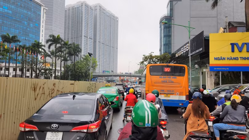 Tắc nghẽn tại nút giao Cầu Giấy - Kim Mã