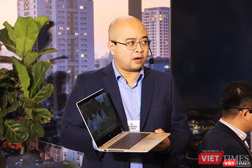 Ông Hoàng Tuấn Hải - Giám đốc sản phẩm máy tính doanh nghiệp giới thiệu một mẫu laptop năm 2023 của HP