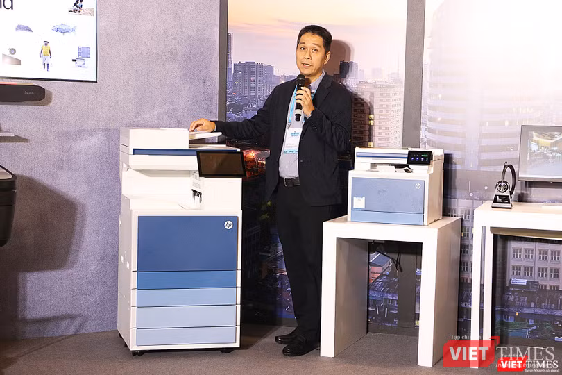 Ông Cao Minh Luân, Giám đốc sản phẩm vật tư ngành in - HP Việt Nam và Thị trường mới nổi châu Á, giới thiệu mẫu máy in đa chức năng HP LaserJet Managed MFP E800 (bên trái khung hình)