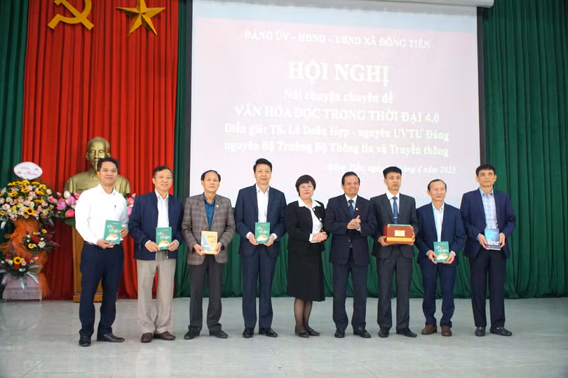 Nhà xuất bản Phụ nữ tặng sách cho thư viện xã Đông Tiến