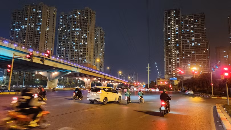 Các phương tiện chờ đèn đỏ tại đường Phạm Hùng hướng đi Khuất Duy Tiến