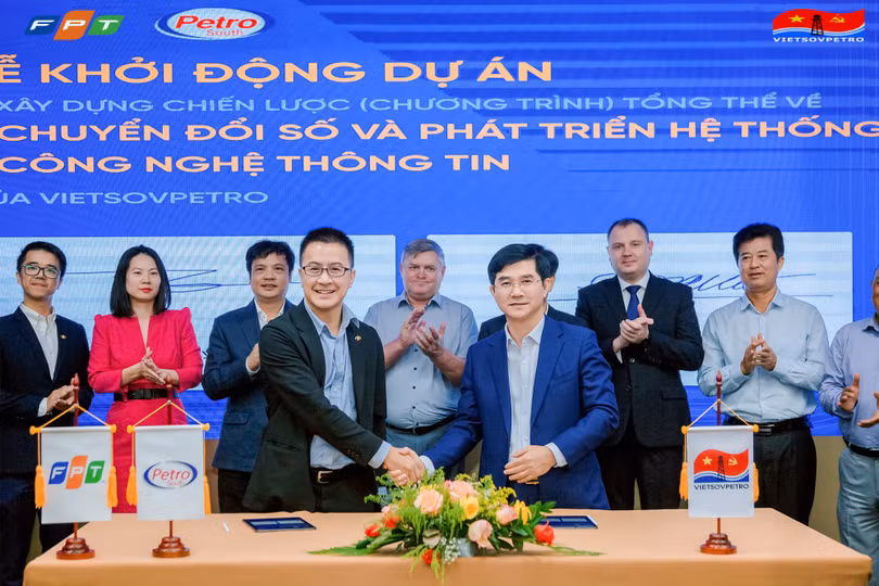 Ông Trần Quốc Thắng – Phó TGĐ KHCN Vietsovpetro, đại diện Liên doanh Việt - Nga Vietsovpetro và Ông Trần Huy Bảo Giang – Tổng giám đốc FPT Digital, đại diện liên danh Nhà thầu FPT - Petro South cùng ký tên lê