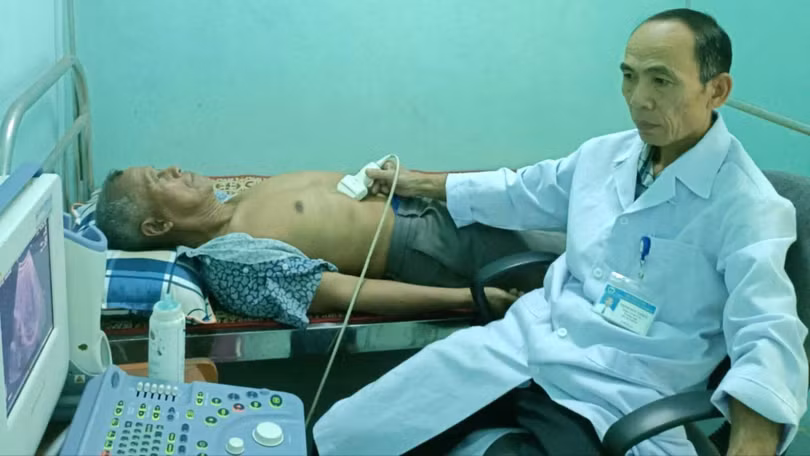 Bác sĩ Trịnh Đức Thiện khám bệnh cho người dân xã A Vao.