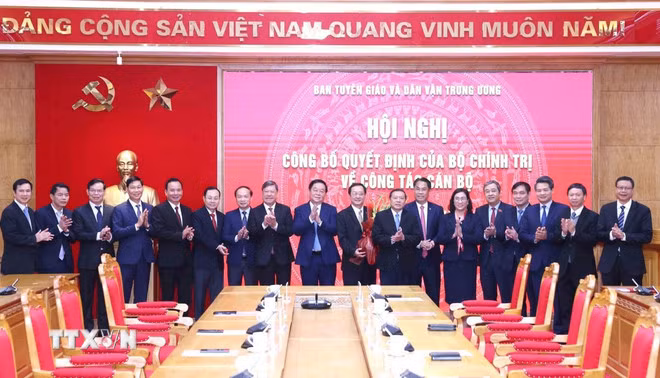 ong-huynh-thanh-dat-giu-chuc-pho-truong-ban-tuyen-giao-va-dan-van-trung-uong-1702-3.jpg