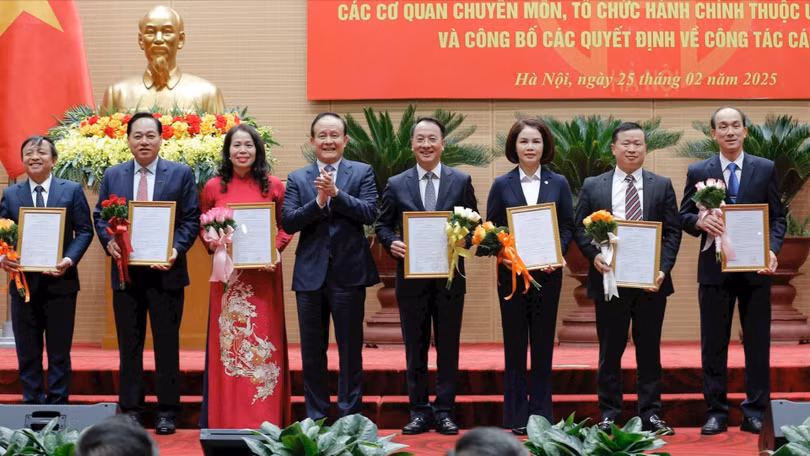 Chủ tịch HĐND thành phố Hà Nội Nguyễn Ngọc Tuấn trao quyết định cho Ban Giám đốc Sở Nội vụ. Ảnh: Viết Thành.