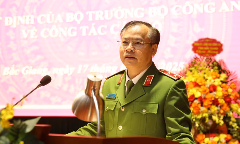 Thứ trưởng Bộ Công an Nguyễn Văn Long phát biểu giao nhiệm vụ cho tân Giám đốc Công an tỉnh Bắc Giang. Ảnh: Quốc Phương