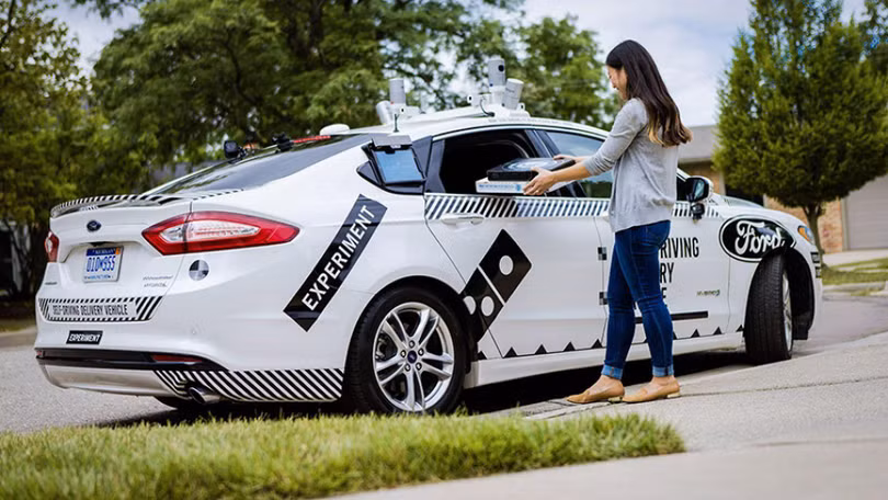 Hiện Ford đã phát triển được xe giao hàng tự động nhưng nhận thấy nhiều người lười...ra tận ngoài đường lấy đồ 