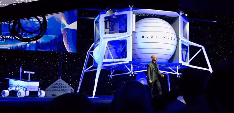 Tỷ phú Jeff Bezos bên cạnh tàu đổ bộ "Mặt trăng xanh" (ảnh CNET)