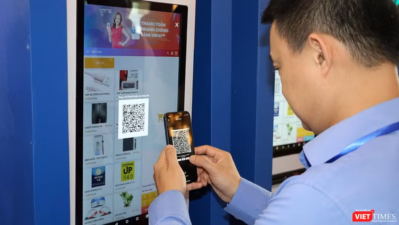Người dân đã quen dần với các hình thức thanh toán không dùng tiền mặt (ảnh: ĐK)