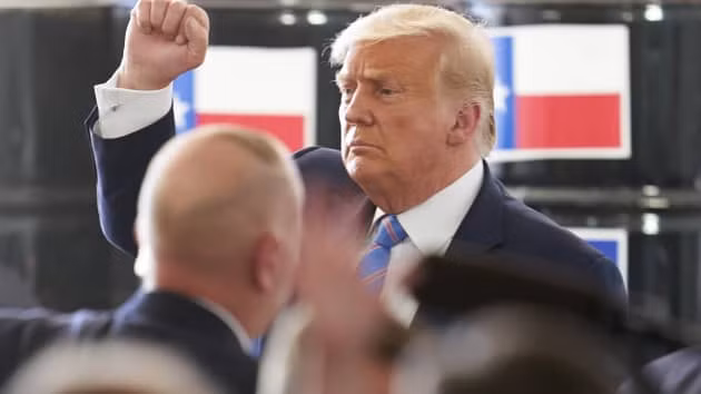 Tổng thống Trump và phe ủng hộ ông vẫn đang tiến hành các nỗ lực pháp lý nhằm lật ngược kết quả bầu cử (ảnh: Bloomberg)