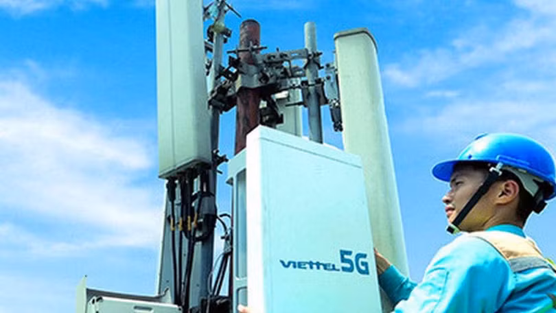 Công nhân lắp đặt một trạm thu phát sóng 5G tại Hà Nội