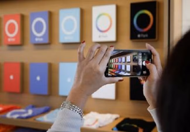 Smartphone đang ảnh hưởng đến mọi mặt đời sống xã hội (Ảnh ibTimes)