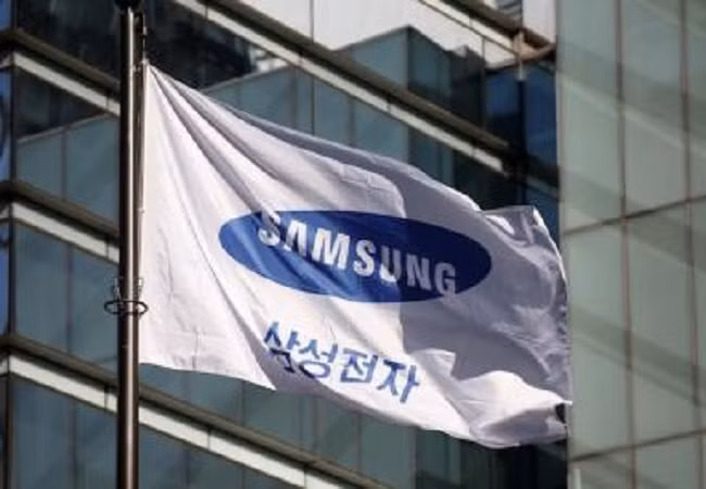 Thiếu nguồn cung màn hình, Samsung đang buộc phải hợp tác với đối thủ LG (Ảnh Reuter)