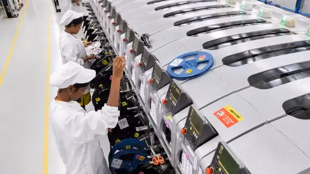 Công nhân đang lắp ráp điện thoại tại một nhà máy của Foxconn ở Tamil Nadu, Ấn Độ (ảnh: Bloomberg)