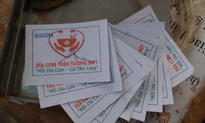Hàng tháng, hơn chục ngàn tấm phiếu ăn này được trao đến người nhà bệnh nhân tại 14 bệnh viện ở Đăk Lăk (ảnh: NVCC)