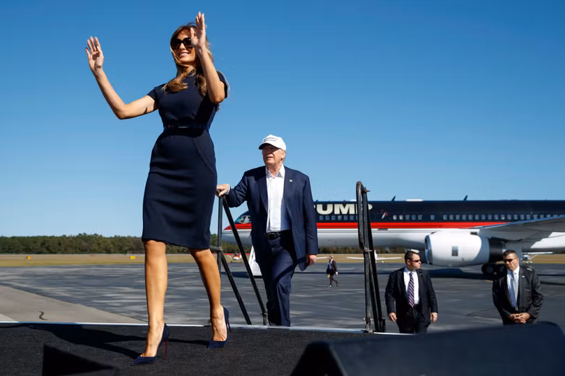 Bà Melania có chiều cao 180,3 cm Bà Melania có chiều cao 180,3 cm