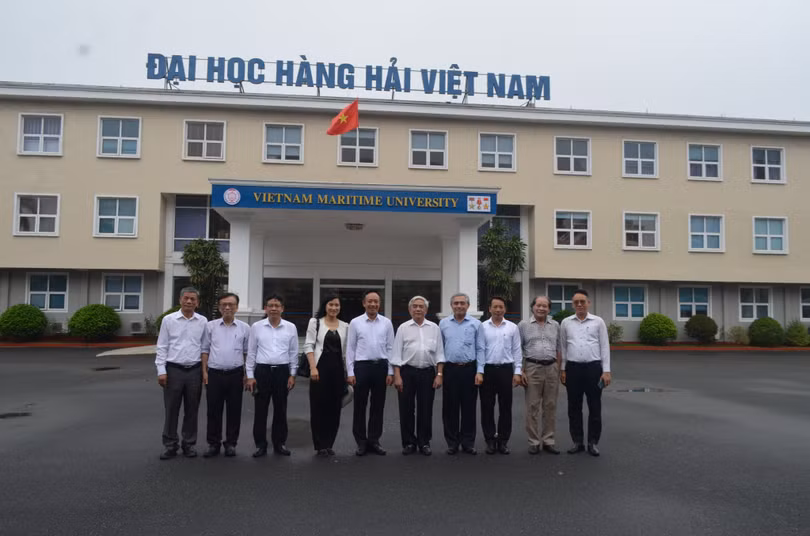 Đoàn công tác của Hội Tự động hóa chụp ảnh lưu niệm với lãnh đạo TP Hải Phòng, lãnh đạo Sở KH&amp;CN Hải Phòng và Đại học Hàng hải (ảnh: Bảo Hà)