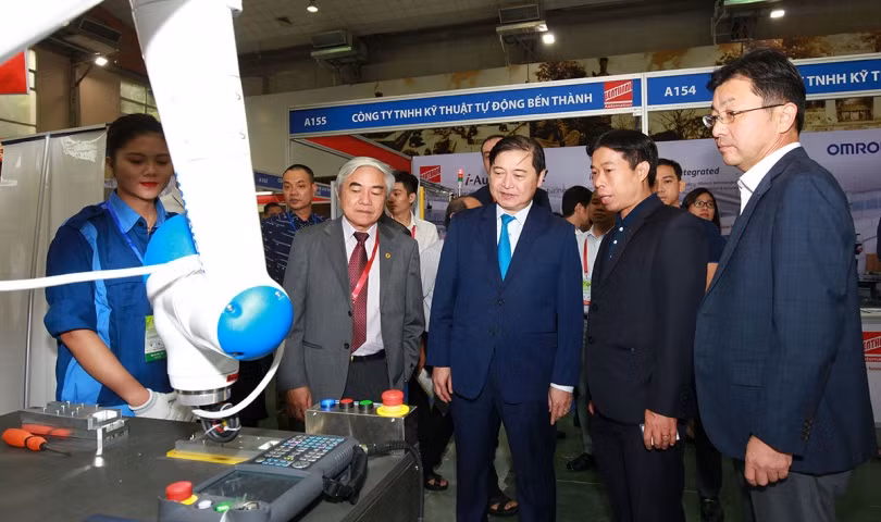 Tiến sĩ Nguyễn Quân - Chủ tịch Hội Tự động hóa Việt Nam và ông Phan Xuân Dũng - Chủ tịch Liên hiệp các hội KHKT Việt Nam tham quan một gian trưng bày tại Triển lãm quốc tế về tự động hóa và Autotech 2019 (ảnh: Báo đầu tư)