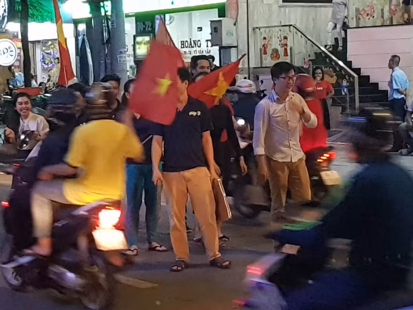Người dân cả nước đang đổ ra đường mừng chiến thắng của U23 Việt Nam ảnh 17